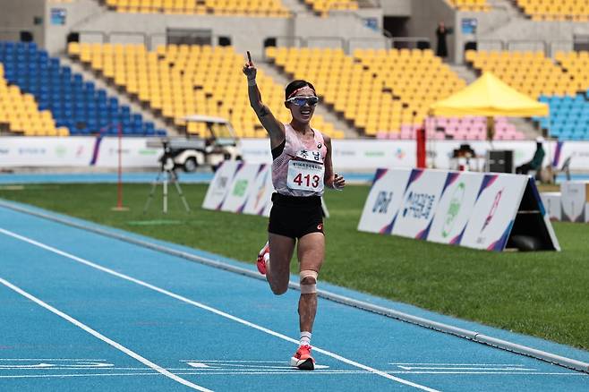 최정윤, 전국체전 여자 마라톤 우승 (부산=연합뉴스) 최정윤(왼쪽)이 19일 부산에서 열린 제106회 전국체전 여자 마라톤에서 가장 먼저 결승선을 통과하고 있다. [대한육상연맹 제공. 재판매 및 DB 금지]