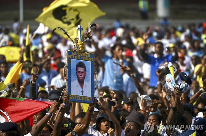 지난해 9월 프란치스코 교황의 파푸아뉴기니 방문을 맞아 피터 투 롯의 사진을 든 젊은이들 [EPA 연합뉴스 자료사진. 재판매 및 DB 금지]