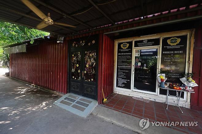 캄보디아 피살 한국인 대학생, 내일 현지서 공동부검 (프놈펜=연합뉴스) 서대연 기자 = 캄보디아에서 범죄조직에 납치돼 피살당한 한국인 대학생 박모 씨의 부검이 20일 현지에서 진행될 예정이다.
    부검은 박모 씨의 시신이 안치된 캄보디아 프놈펜 턱틀라사원에서 국립과학수사연구원(국과수) 법의관 주도로 우리나라 수사관들 입회하에 이뤄진다. 사진은 19일 턱틀라사원 안치실의 모습. 2025.10.19 dwise@yna.co.kr