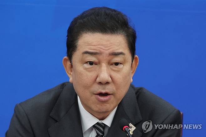 발언하는 김병기 원내대표 (서울=연합뉴스) 김주성 기자 = 더불어민주당 김병기 원내대표가 19일 서울 여의도 국회에서 국정감사 등 현안 관련 기자간담회를 하고 있다. 2025.10.19 utzza@yna.co.kr
