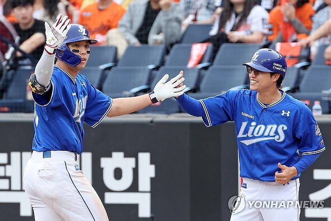 '내가 삼성의 영웅' (대전=연합뉴스) 김준범 기자 = 19일 대전한화생명 볼파크에서 열린 2025 프로야구 KBO리그 포스트시즌 플레이오프 2차전 삼성 라이온즈와 한화 이글스의 경기. 3회초 1사 2, 3루 때 2타점 적시타를 쳐낸 삼성 김영웅이 손을 번쩍 들고 있다. 2025.10.19 psykims@yna.co.kr