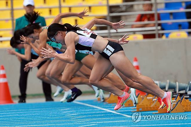 결승선을 향해 (부산=연합뉴스) 신현우 기자 = 19일 부산 아시아드주경기장에서 열린 제106회 전국체육대회 육상 여자 100m 예선에서 선수들이 출발하고 있다. 2025.10.19 nowwego@yna.co.kr