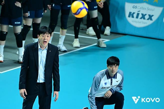경기 중 선수들을 독려하는 이영택 GS칼텍스 감독 [한국배구연맹 제공. 재판매 및 DB 금지]