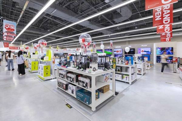 KCC글라스가 인테리어 대형매장인 ‘홈씨씨 인천점·수원점’에 롯데하이마트를 오픈했다. /KCC글라스 제공