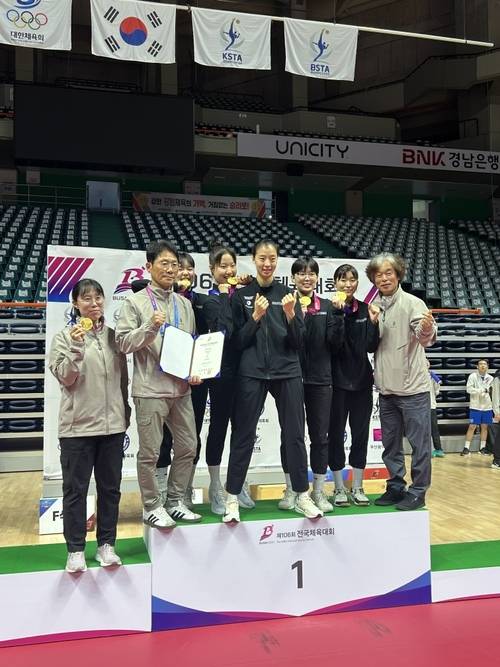 부산에서 열린 제106회 전국체육대회 세팍타크로 여18세이하에서 우승한 인천체고팀이 기념사진을 찍고 있다. 2025.10.20 /인천체고 제공