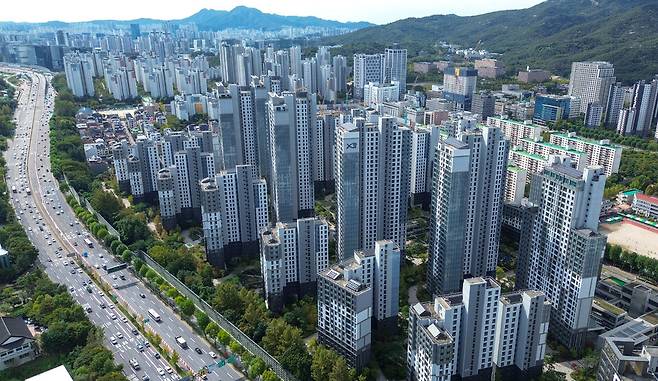 ▲ 정부가 최근 서울과 경기도 일부 지역의 집값 과열에 대응하고자 15일 '주택시장 안정화 대책'을 발표한 가운데 서울 전역과 경기도 12개 지역을 포함해 조정대상지역과 투기과열지구로 묶여 규제지역으로 지정했다. 사진은 과천시 아파트 단지 모습./전광현 기자 maggie@incheonilbo.com