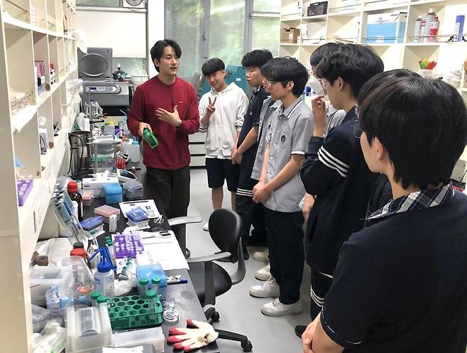 ▲ 함현고등학교 '이그니션 동아리'가 서울대학교를 방문한 모습.&nbsp;/사진제공=함현고등학교&nbsp;