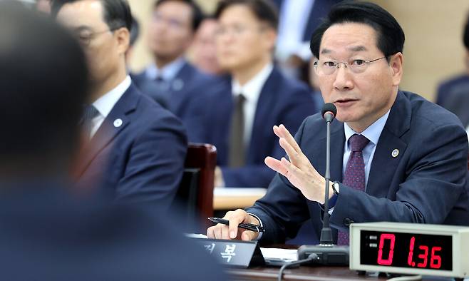 ▲유정복 인천시장이 20일 시청에서 열린 국회 행정안전위원회의 현장 국정감사에서 의원들 질의에 답하고 있다. /이재민 기자 leejm@incheonilbo.com