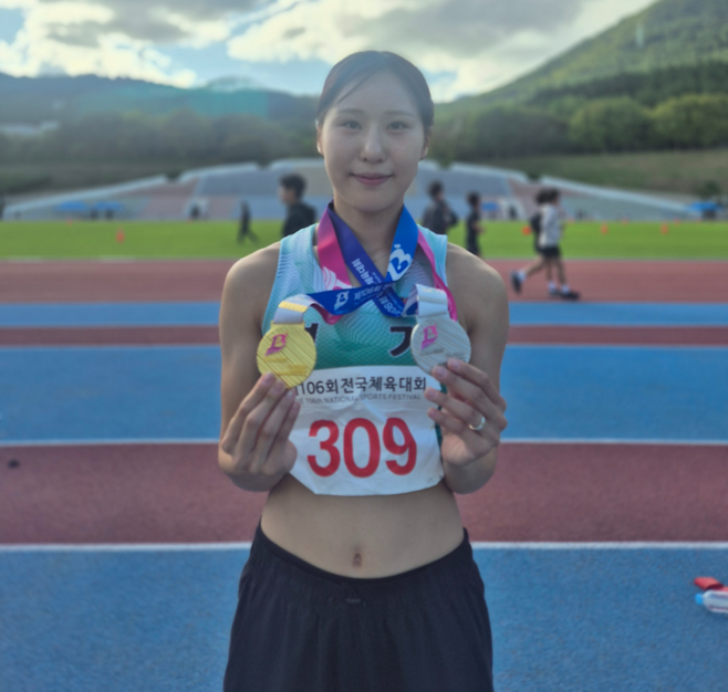 20일 부산아시아드주경기장에서 열린 제106회 전국체육대회 육상 여일반부 200m 경기서 우승한 김소은(가평군청)이 기념사진을 찍고 있다. 부산=이건우기자