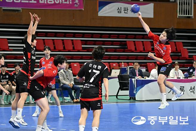 20일 오후 부산시 금정구 스포원파크금정실내체육관에서 열린 제106회 전국체육대회 핸드볼 단체전 여자18세이하부 준준결승 경기에서 의정부여자고등학교 선수가 강력한 슛을 날리고 있다. 부산=김경민기자