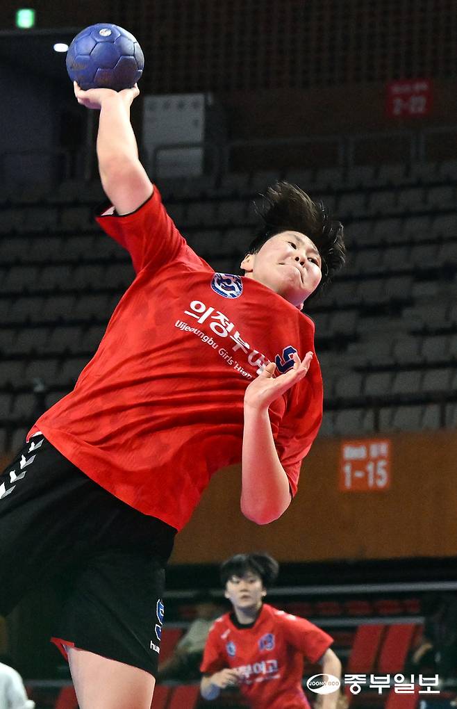 20일 오후 부산시 금정구 스포원파크금정실내체육관에서 열린 제106회 전국체육대회 핸드볼 단체전 여자18세이하부 준준결승 경기에서 의정부여자고등학교 선수가 강력한 슛을 날리고 있다. 부산=김경민기자