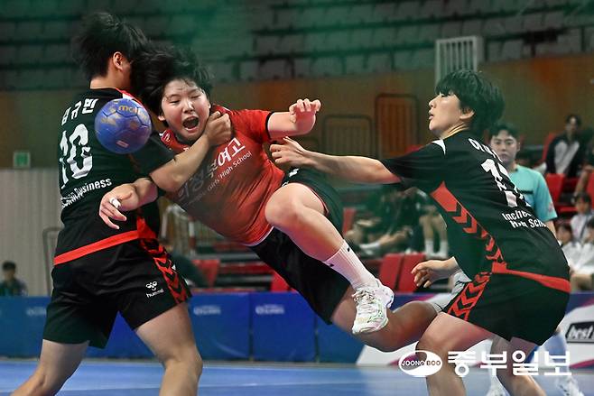 20일 오후 부산시 금정구 스포원파크금정실내체육관에서 열린 제106회 전국체육대회 핸드볼 단체전 여자18세이하부 준준결승 경기에서 의정부여자고등학교 선수와 인천비즈니스고등학교 선수들이 치열한 공방을 펼치고 있다. 부산=김경민기자