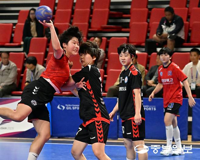 20일 오후 부산시 금정구 스포원파크금정실내체육관에서 열린 제106회 전국체육대회 핸드볼 단체전 여자18세이하부 준준결승 경기에서 의정부여자고등학교 선수가 강력한 슛을 날리고 있다. 부산=김경민기자