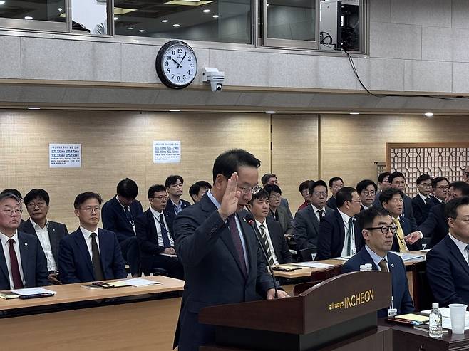 유정복 인천시장이 20일 인천시청 대회의실에서 열린 국회 행정안전위원회 국정감사에 앞서 선서를 진행하고 있다 <유지웅 기자>