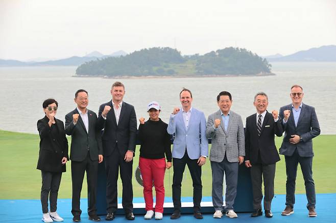 전라남도 해남군에 위치한 파인비치 골프링크스에서 개최한 국내 유일의 미국 여자프로골프(LPGA) 정규 투어 대회인 'BMW 레이디스 챔피언십 2025'가 4년만에 한국 선수 챔피언을 탄생시키며 성황리에 막을 내렸다. 사진은 대회 시상식에서 명현관 군수(왼쪽에서 두번째), 김세영 선수(4번째). /해남군 제공