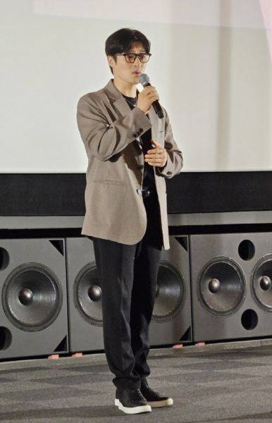 지난 17일 롯데시네마 엠비씨네 진주에서 열린 뮤지컬 영화 '경성유랑극단' 시사회에서 박상철 역 조상웅 배우가 극 중 곡을 열창하고 있다. 백지영기자