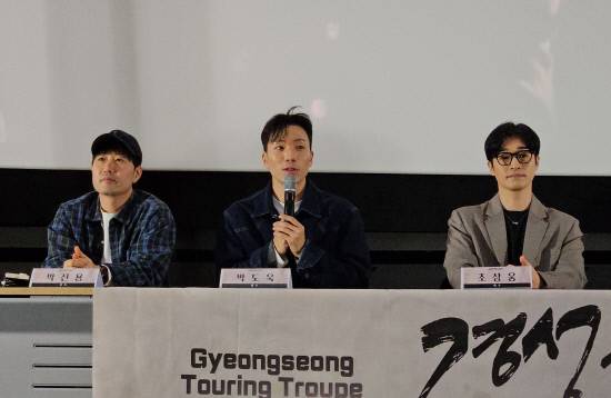 지난 17일 롯데시네마 엠비씨네 진주에서 열린 뮤지컬 영화 '경성유랑극단' 시사회에 이어진 관객과의 대화에서 장기태 역 박도욱 배우가 질문에 답하고 있다. 백지영기자