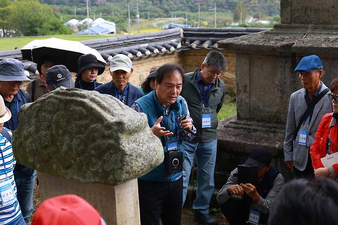 ▲ 17일 2025 포항문화포럼 '포항의 불교미술사' 2일차 현장답사가 법광사지에서 진행되고 있다. 황영우 기자