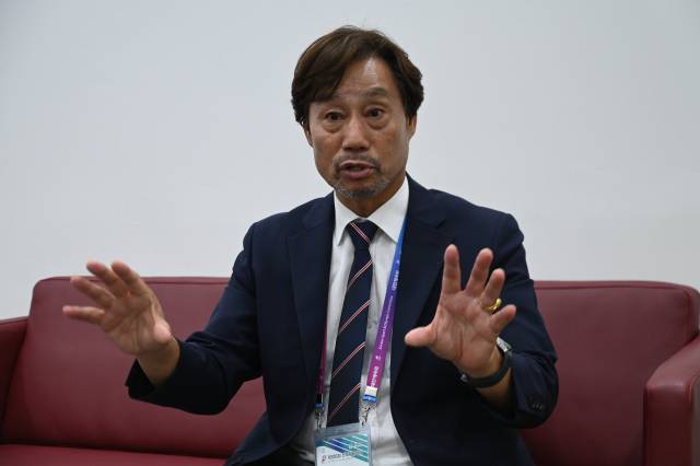 20일 부산사직종합운동장 실내체육관에서 열린 제106회 전국체육대회 세팍타크로 남녀 일반부 결승에서 은메달을 획득한 경남체육회 정장안 감독이 경남신문과 인터뷰하고 있다./김태형 기자/