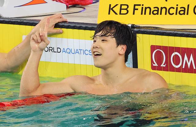 지유찬 우승 (인천=연합뉴스) 임순석 기자 = 24일 인천 미추홀구 문학박태환수영장에서 열린 '2024 국제수영연맹 경영 월드컵 2차 대회' 남자 자유형 50m 결승에서 우승한 대한민국 지유찬이 기뻐하고 있다. 2024.10.24 soonseok02@yna.co.kr/20241024 21:00:37/