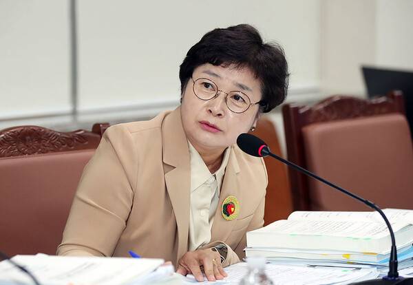 20일 열린 보건복지안전위원회 행정사무감사에서 발언하고 있는 강성의 의원.