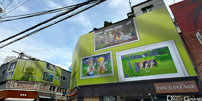 행사장을 찾아가는 도중 다른 건물에서도 홍보 전시물을 만날 수 있다.