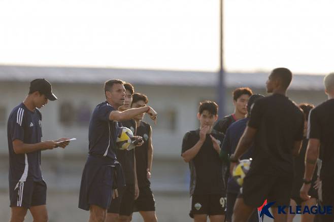 올해 초 진행된 동계 훈련에서 거스 포옛 감독이 선수단에 지시하고 있다. 사진=한국프로축구연맹