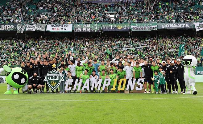 18일 전북 전주월드컵경기장에서 열린 2025 하나은행 K리그1 2025 33라운드 경기 전북 현대와 수원FC의 경기. 우승을 확정한 뒤 선수들과 코치진이 환호하고 있다. 사진=연합뉴스