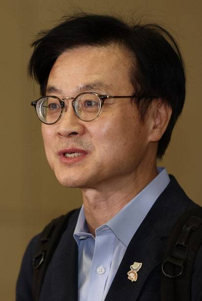 한미 관세 협상을 위해 미국으로 출국했던 김정관 산업통상부 장관이 20일 영종도 인천국제공항 제2터미널을 통해 귀국하며 취재진 질문에 답하고 있다. (사진=연합뉴스)