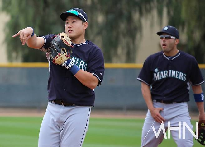 (최지만(왼쪽)과 몬테로가 지난 2015년 시애틀 스프링캠프에서 함께 1루 수비훈련을 하고 있다)