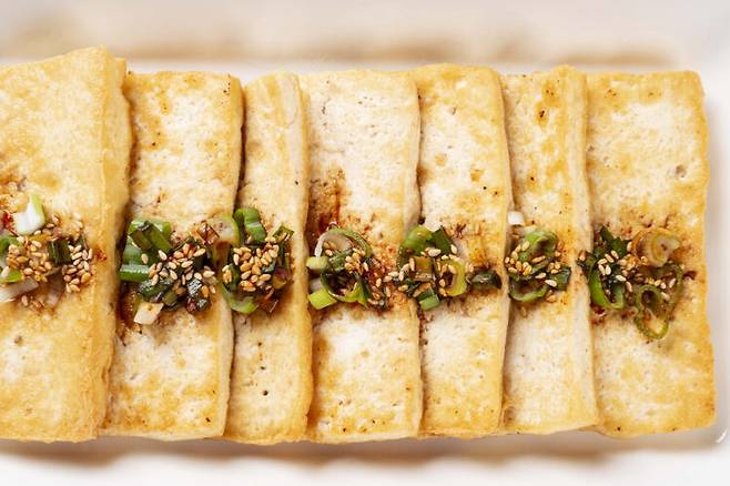 칼슘이 풍부한 두부는 뼈 건강에 좋은 식품으로 꼽힌다. 특히 두부에 들어있는 이소플라본는 폐경 후 여성의 뼈 질환을 막는 효과가 있다. 사진=클립아트코리아