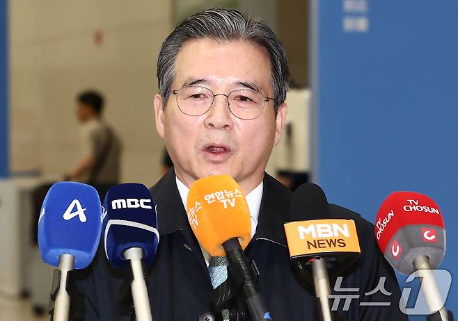 한미 관세협상 후속 논의를 위해 미국 워싱턴DC를 찾아 막판 협상을 벌이고 돌아온 김용범 대통령실 정책실장이 19일 오후 인천국제공항 제2터미널을 통해 귀국하며 브리핑을 하고 있다. 2025.10.19/뉴스1 ⓒ News1 김민지 기자
