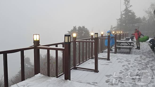20일 오전 설악산 고지대에 올해 첫눈이 관측됐다. 올해 설악산 첫눈은 지난해(10월 19일)보다 하루 늦고 2023년(10월 21일)보다 1일 빠른 것이다.(설악산국립공원사무소 제공, 재판매 및 DB 금지) 2025.10.20/뉴스1 ⓒ News1 윤왕근 기자