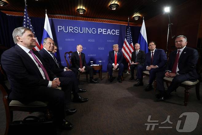 알래스카 미러회담 당시 러시아에서는 (사진 맨 왼쪽부터) 유리 우샤코프 크렘린궁 외교보좌관, 세르게이 라브로프 러시아 외무장관이 배석했고, 미국 측에서는 (사진 오른쪽부터) 스티브 위트코프 미 트럼프 대통령 특사, 마코 루비오 미 국무장관이 자리했다. 양국 정상 바로 옆에는 통역사가 앉았다. 2025.08.15. ⓒ AFP=뉴스1 ⓒ News1 류정민 특파원