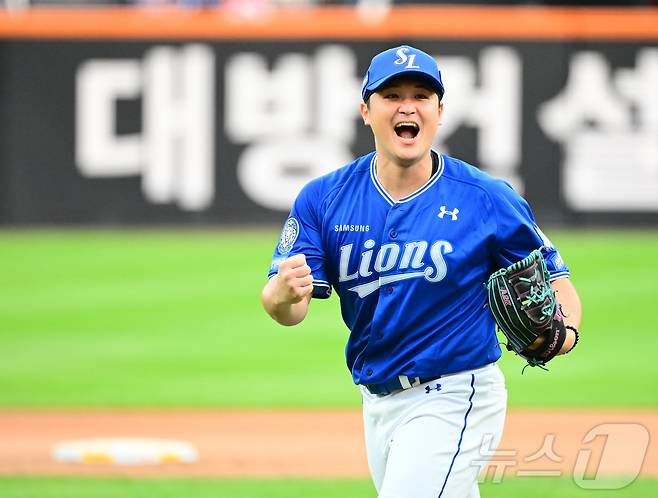 19일 대전 한화생명볼파크 열린 프로야구 2025 신한 SOL뱅크 KBO 플레이오프 1차전 삼성 라이온즈와 한화 이글스의 경기에서 삼성 선발 최원태가 7회 1실점 호투하며 환호하고 있다. 2025.10.19/뉴스1 ⓒ News1 김기남 기자
