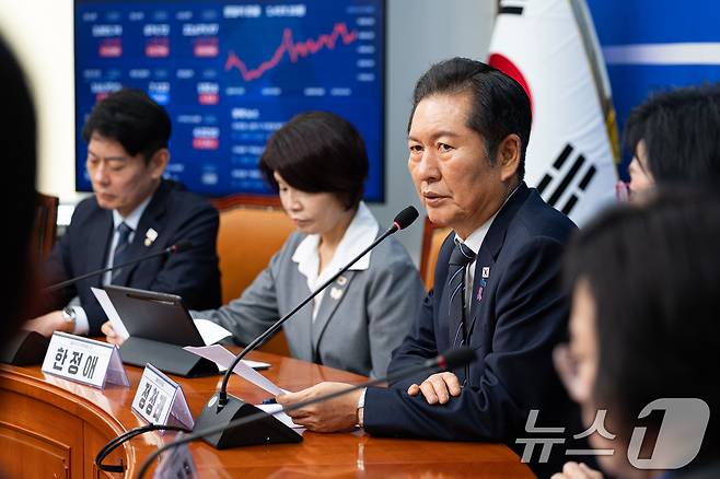 정청래 더불어민주당 대표가 20일 서울 여의도 국회에서 열린 언론개혁특별위원회 허위조작정보 근절안 발표 기자회견에서 모두 발언을 하고 있다. 2025.10.20/뉴스1 ⓒ News1 유승관 기자