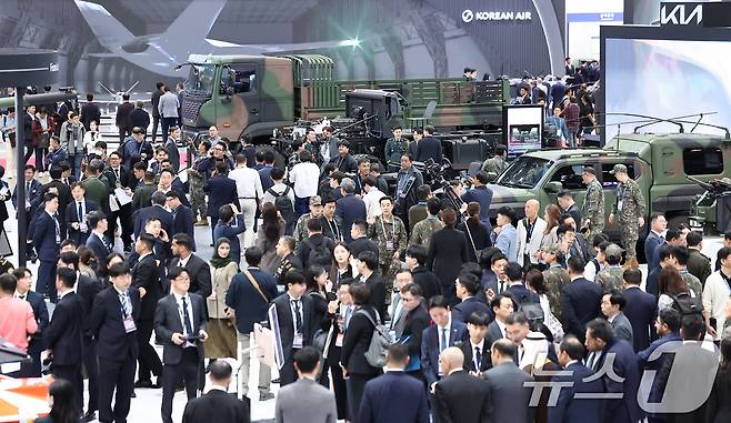 20일 경기 고양시 킨텍스에서 열린 서울국제항공우주 및 방위산업 전시회 'ADEX 2025'를 찾은 관람객들이 전시장을 둘러보고 있다. 올해로 15회째를 맞는 서울 ADEX 2025는 전세계 35개국 600여개 업체가 참가해 항공우주 및 방위산업 관련 첨단 기술과 장비 등을 대거 선보인다. 2025.10.20/뉴스1 ⓒ News1 김성진 기자