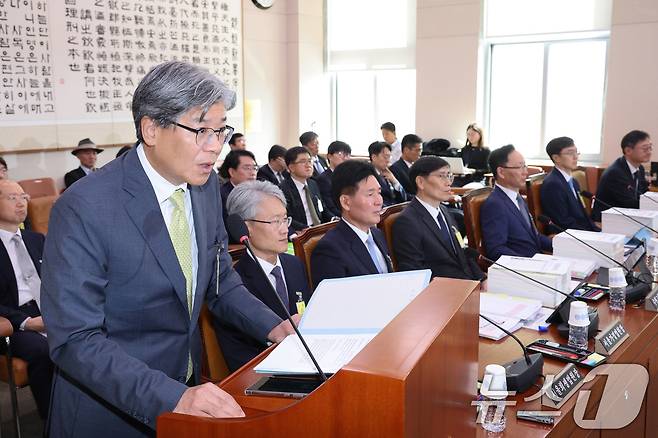 나경원 국민의힘 의원의 남편인 김재호 춘천지방법원장(오른쪽)이 20일 서울 여의도 국회 법제사법위원회에서 열린 서울고법·서울중앙지법 등에 대한 국정감사에서 의원 질의에 답변하고 있다. 2025.10.20/뉴스1 ⓒ News1 신웅수 기자