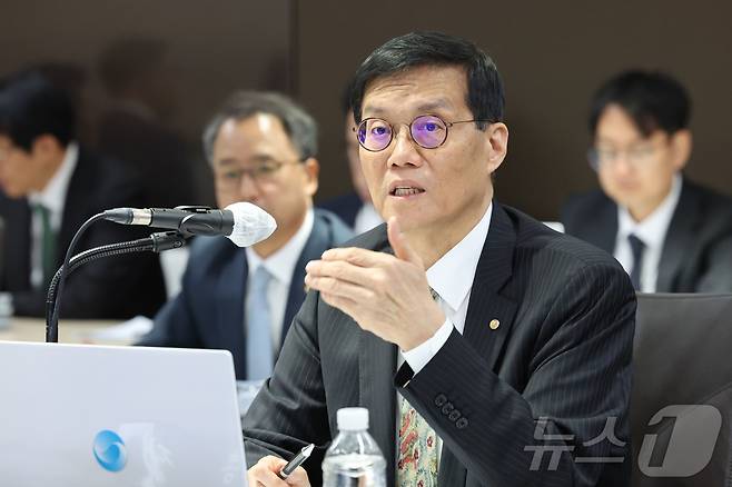 이창용 한국은행 총재가 20일 오전 서울 중구 한국은행에서 열린 국회 기획재정위원회의 한국은행에 대한 국정감사에서 의원질의에 답하고 있다. (공동취재) 2025.10.20/뉴스1 ⓒ News1 황기선 기자