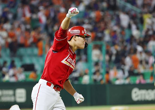 SSG 이율예가 1일 인천 SSG랜더스필드에서 열린 2025 KBO리그 한화전에서 9회말 역전 끝내기 투런 홈런을 친 뒤 베이스를 돌고 있다. 사진 | 연합뉴스