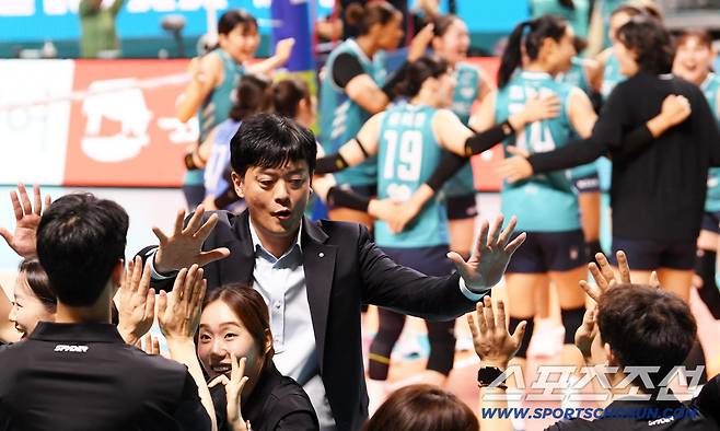 19일 장충체육관에서 열린 V리그 GS칼텍스와 IBK기업은행의 경기. 승리한 GS칼텍스 이영택 감독이 기뻐하고 있다. 장충=박재만 기자 pjm@sportschosun.com/2025.10.19/