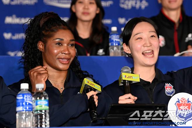 16일 리베라호텔에서 열린 V리그 여자부 미디어데이. 한국도로공사 모마와 김세빈이 구호를 외치고 있다. 허상욱 기자wook@sportschosun.com/2025.10.16/