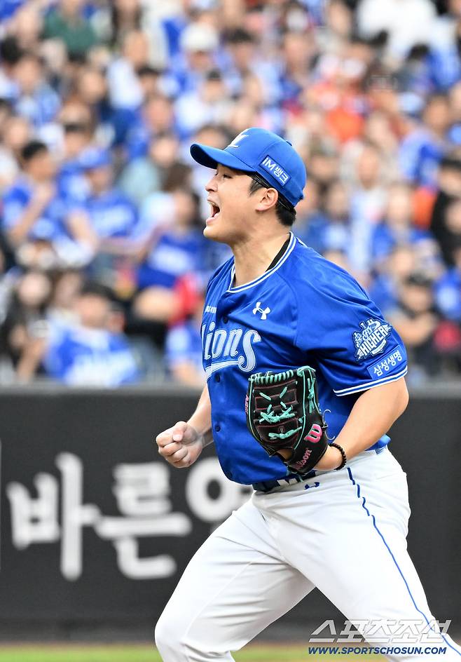 19일 대전한화생명볼파크에서 열린 삼성과 한화의 PO 2차전. 7회말 투구를 무실점으로 마친 최원태가 환호하고 있다. 대전=허상욱 기자wook@sportschosun.com/2025.10.19/