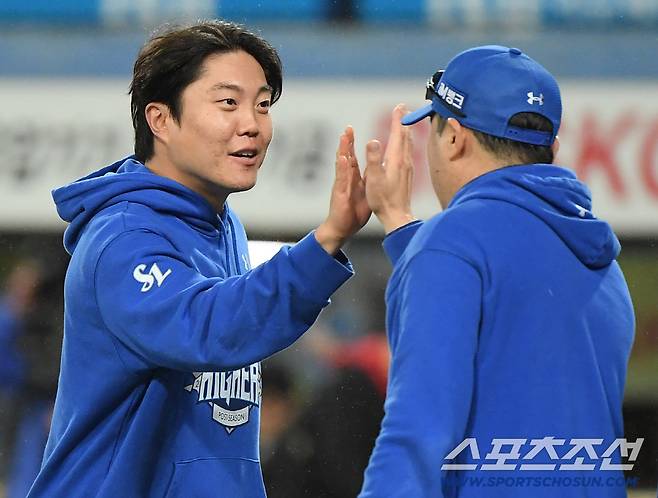 13일 대구 라이온즈파크에서 열린 SSG와 삼성의 준PO 3차전. 삼성이 5대3으로 승리하며 시리즈 전적 2승1패를 기록했다. 류지혁이 박진만 감독과 기쁨을 나누고 있다. 대구=정재근 기자 cjg@sportschosun.com/2025.10.13/