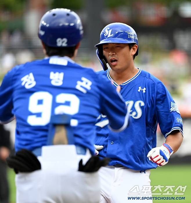 19일 대전한화생명볼파크에서 열린 삼성과 한화의 PO 2차전. 2히초 2사 1루 김태훈이 안타를 치고 1루로 귀루하고 있다. 대전=허상욱 기자wook@sportschosun.com/2025.10.19/