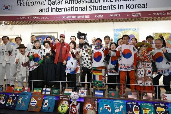 2022 카타르 월드컵 응원 출국에 앞서 권태균 단장이 운영하는 경기도 과천의 옛골토성에서 응원단들이 출정식을 하고 있다. 샤진=글로벌 아리랑 응원단 제공