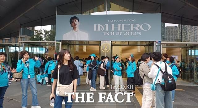 이번 공연은 정규 2집 ‘IM HERO 2’ 발표 이후 처음으로 열리는 콘서트라서 팬들의 관심은 더 컸다. 이번에도 여지없이 주말 사흘간 인천 송도 신도시는 하늘색 물결로 출렁거렸다. /강일홍 기자