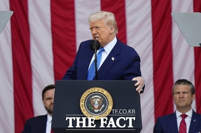 영국 파이낸셜타임스(FT)는 19일 도널드 트럼프 미국 대통령이 지난 17일(현지시간) 백악관에서 열린 미국-우크라이나 정상회담에서 볼로디미르 젤렌스키 대통령에게 러시아의 요구를 수용하라며 고성을 지르고 욕설을 했다고 보도했다. /AP.뉴시스