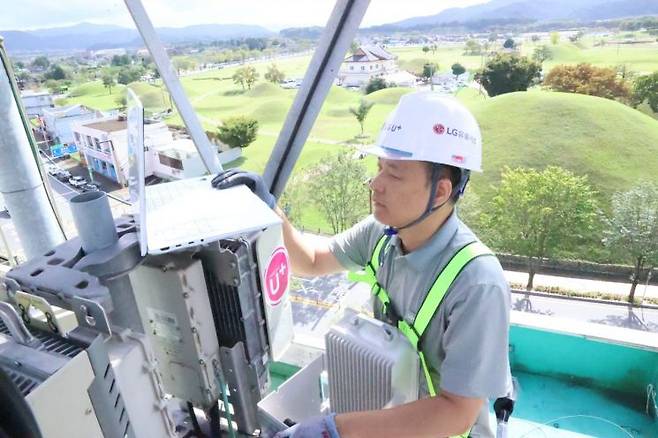 LG유플러스 네트워크 기술자가 경주시 황남동 인근의 기지국을 점검하고 있다. LG유플러스 제공