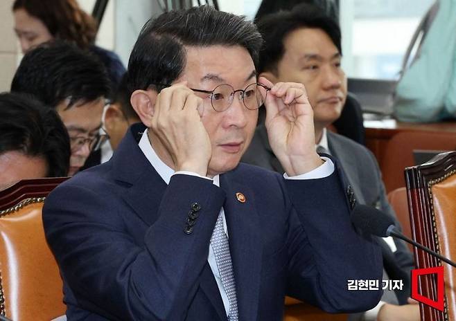 이억원 금융위원장이 20일 국회 정무위원회에서 열린 금융위원회 등에 대한 국정감사에서 안경을 고쳐쓰고 있다. 2025.10.20 김현민 기자